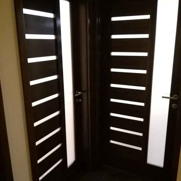 Elkészült, fából készült bejárati ajtó készlet.